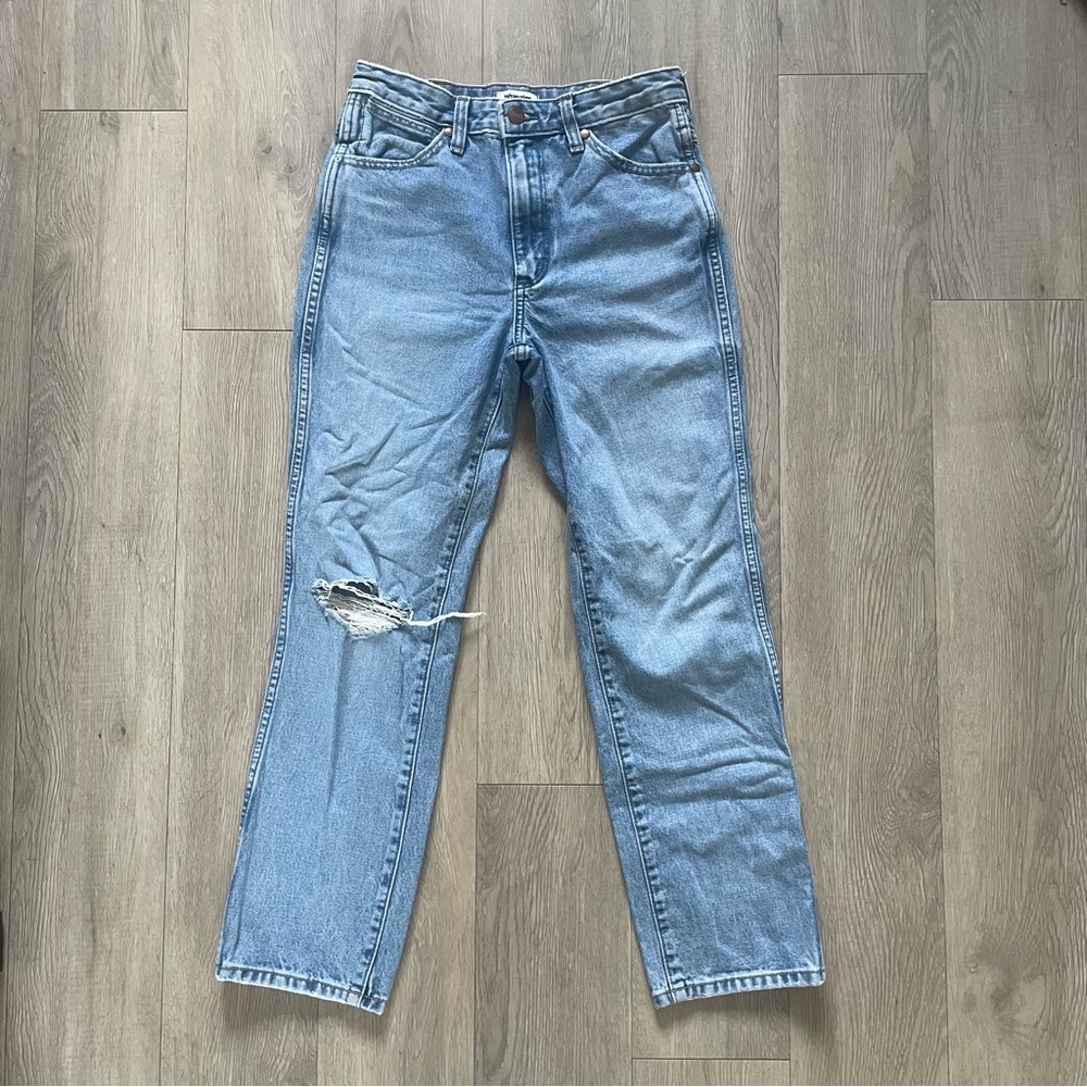 Wrangler blue denim jeans with a distressed knee size 25 x 28